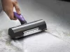 VG-24294 - Perie electrică fără fir pentru păr de animale, 2 baterii AAA, negru-violet