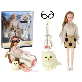 Emily baba gitárszemüveggel, hosszú szőke hajú cica