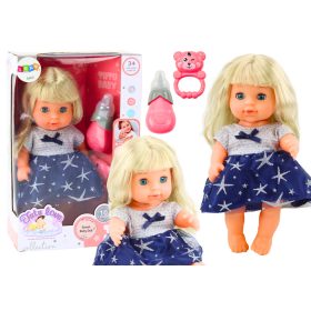   Sötétkék ruhás baba pisiléssel csörgő hangokat hallatva