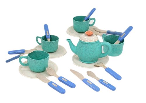 Étkészlet: csészék, tányérok, evőeszközök, teáskanna, 22 darab