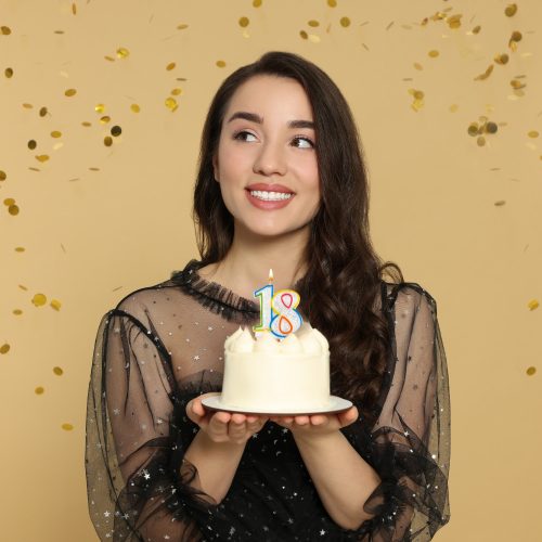 Születésnapi torta gyertya 18-as számmal, csillámporral színezve