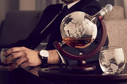 Gravírozott Whiskey Decanter Globe Adagoló + 2 Pohár