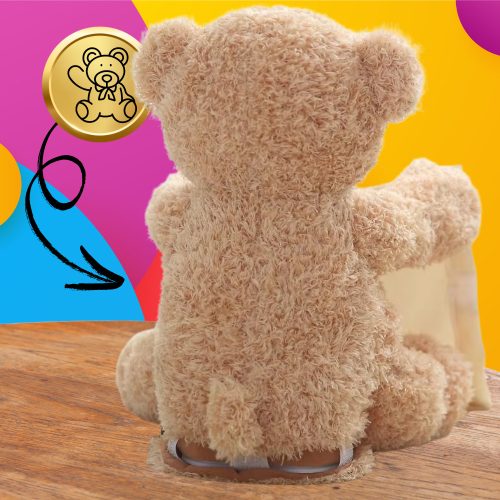 Interaktív mackó, amely mozgatja az arcát és a mancsait. Beszélő plüssjáték, A-Kuku.