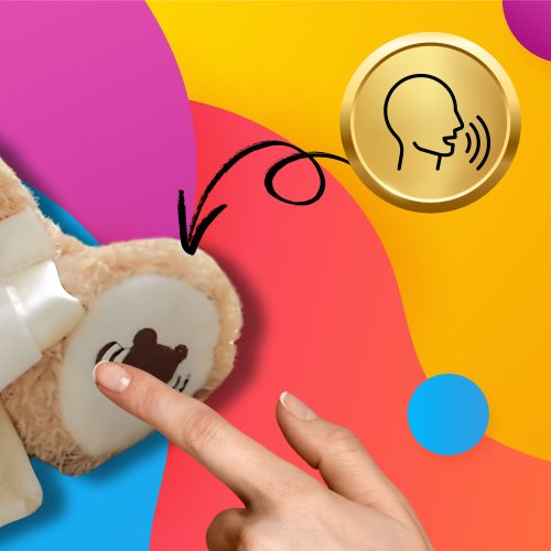 Interaktív mackó, amely mozgatja az arcát és a mancsait. Beszélő plüssjáték, A-Kuku.