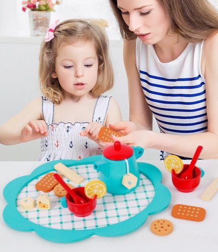 17 darabos tea- és kávékészlet, fa csészékkel, tálcán