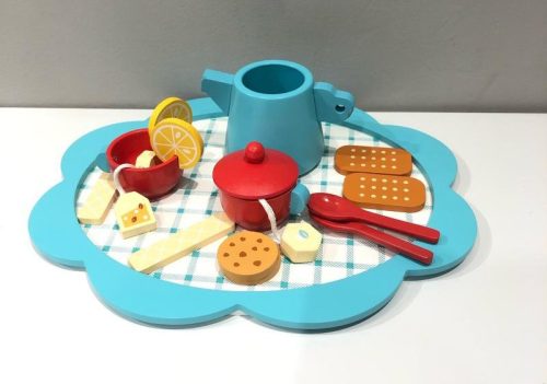 17 darabos tea- és kávékészlet, fa csészékkel, tálcán