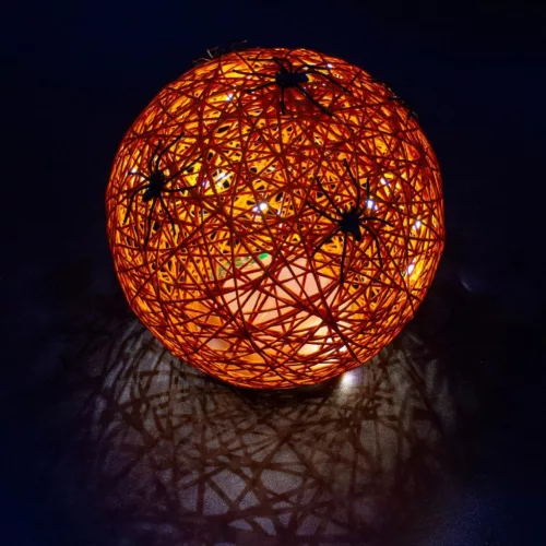 Dekoratív Led Gömblámpa Pókkal 15 Cm Halloween Narancs