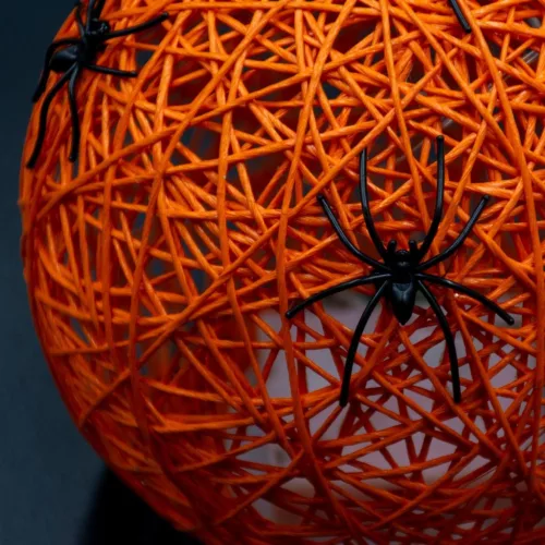 Dekoratív Led Gömblámpa Pókkal 15 Cm Halloween Narancs