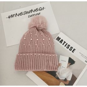   Kötött téli sapka pomponnal és gyöngyökkel, púderrózsaszín CZ35WZ1