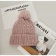 Kötött téli sapka pomponnal és gyöngyökkel, púderrózsaszín CZ35WZ1