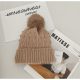 Kötött téli sapka pomponnal és gyöngyökkel, világosbarna CZ35WZ3