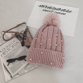   Kötött téli sapka pomponnal és gyöngyökkel, púderrózsaszín CZ36WZ1