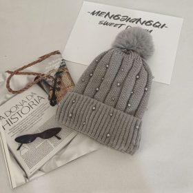   Kötött téli sapka pomponnal és gyöngyökkel, szürke CZ36WZ2