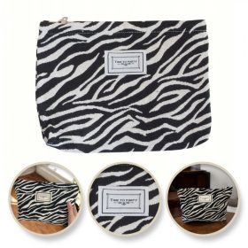   Egyrekeszes zebra kozmetikai táska, fekete-fehér, 25 x 5 x 18 cm, KS116