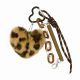 Bolyhos plüss szív alakú párduc kulcstartó BRL382