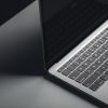 Moshi iVisorXT – Képernyővédő fólia MacBook Pro 14" (M1, 2021) számítógéphez (fekete keret)