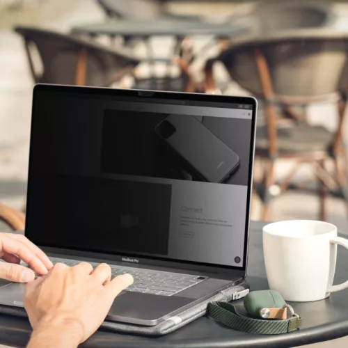 Moshi Umbra - Privacy kijelzővédő MacBook Pro 16" (M1, 2021) (fekete keretes)