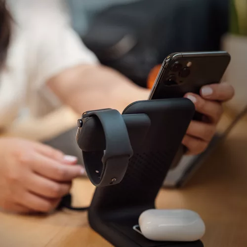 STM ChargeTree Swing 3-in-1 vezeték nélküli töltőállomás Phone, AirPods, Apple Watch - fekete