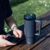 Quokka Stream - Rozsdamentes acél termosz bögre 950 ml szívószállal (grafitszürke)