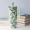 Quokka Stream - Rozsdamentes acél termosz bögre 1200 ml szívószállal (Matcha)