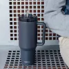Quokka Stream - Rozsdamentes acél termosz bögre 1200 ml szívószállal (grafitszürke)
