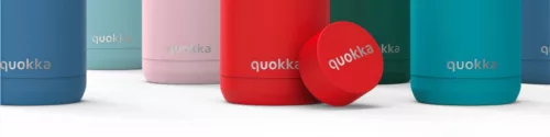 Quokka Umi - 720 ml-es rozsdamentes acél termosz bögre szívószállal és szilikon talppal (kék toll)