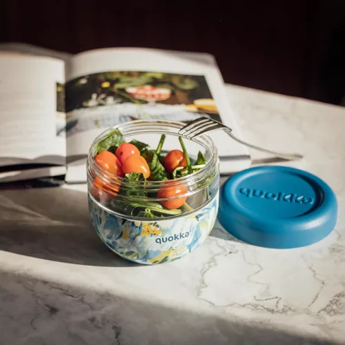 Quokka Bubble Food Jar - műanyag ételdoboz 770 ml (Blue Peonies)