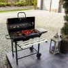 Nagy, zárható, kerekeken guruló faszenes kerti grill polcokkal és tűzrakóhellyel