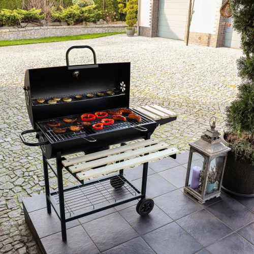 Nagy, zárható, kerekeken guruló faszenes kerti grill polcokkal és tűzrakóhellyel
