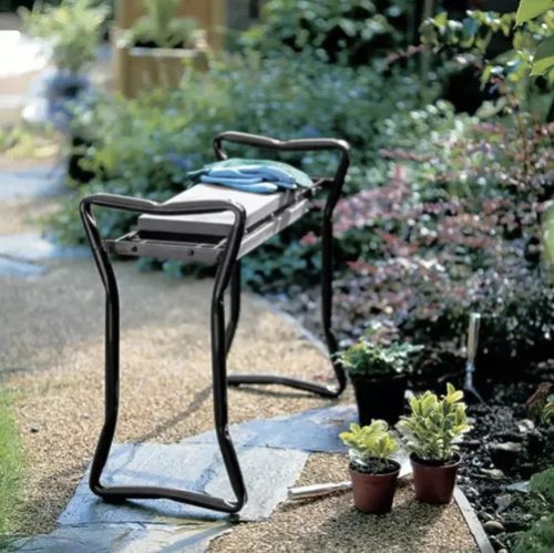 Kerti térdelő és pad