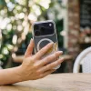 iPhone 16 tok, arany színű, MagSafe-fel kompatibilis, fehér