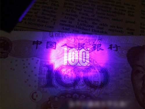 Összecsukható nagyító LED és UV fénnyel,  fém keret 40x nagyítás