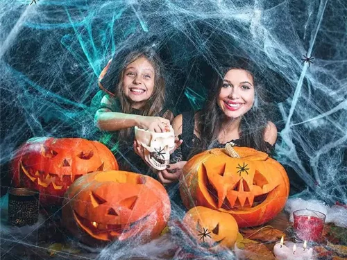 Mesterséges fehér pókháló 4 pókkal halloween dekoráció nyújtható