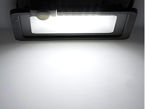 LED reflektor 30W 6000 K szürkülátérzékelővel IP66