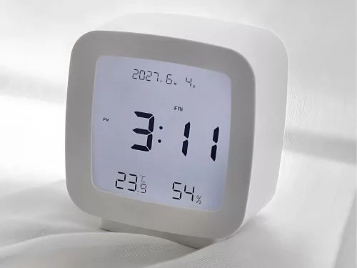 Ébresztőóra dátummal és hőmérséklettel szundi funkcióval lcd nedvességmérő fehér