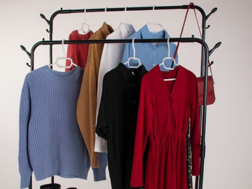 Álló ruhaakasztó polcokkal cipők és kabátok számára fém szekrény fekete