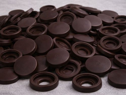 Barna csavarburkolatok, 100 db bútorcsapkapcsolókhoz való fedőkapcsolók