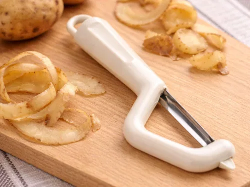 Zöldség- és gyümölcshámozó, kettős pengével, ergonómikus kialakítású kaparó